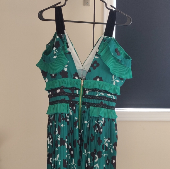 Beautiful Green dress - Picture 3 of 4